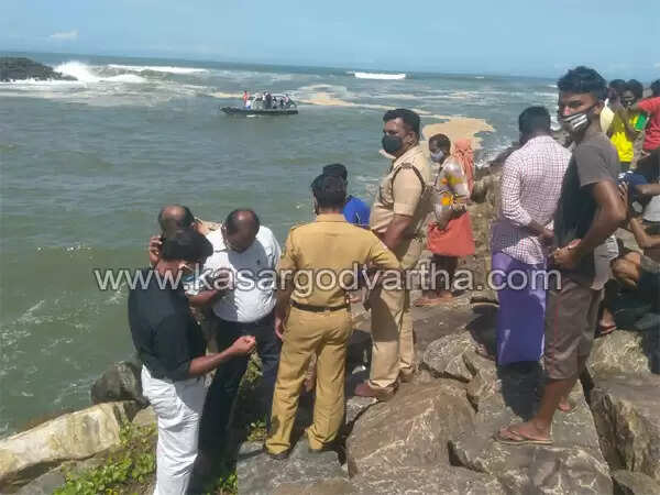 എട്ടാം ക്ലാസ് വിദ്യാര്ത്ഥിനിയുടെ കുളിമുറി ദൃശ്യം മൊബൈലില് പകര്ത്തിയതിന് അറസ്റ്റിലായ പോക്സോ കേസ് പ്രതി തെളിവെടുപ്പിന് ഹാര്ബറിലെത്തിച്ചപ്പോള് കടലില് ചാടി; തെരച്ചില് തുടരുന്നു