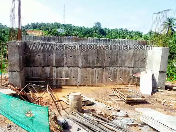 ദുരിത പര്വ്വം താണ്ടി ചന്ദ്രഗിരി യാത്ര; കരാര് ഏറ്റെടുത്തവര്ക്ക് കുലുക്കമില്ല, ഒപ്പം അധികൃതര്ക്കും