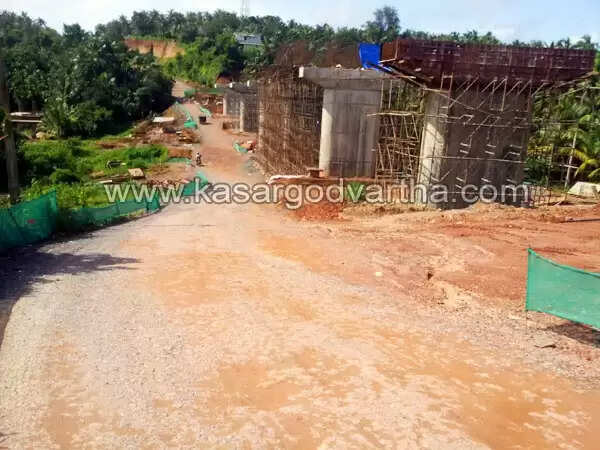 ദുരിത പര്വ്വം താണ്ടി ചന്ദ്രഗിരി യാത്ര; കരാര് ഏറ്റെടുത്തവര്ക്ക് കുലുക്കമില്ല, ഒപ്പം അധികൃതര്ക്കും