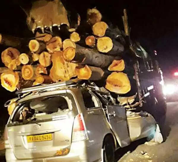 നിയന്ത്രണം വിട്ട കാര് ലോറിക്ക് പിറകിലിടിച്ച് ഏഴ് പേര് മരിച്ചു