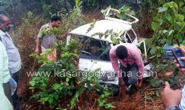ബസില് തട്ടി വാന് നിയന്ത്രണം വിട്ടുമറിഞ്ഞു; ഡ്രൈവര് അത്ഭുതകരമായി രക്ഷപ്പെട്ടു