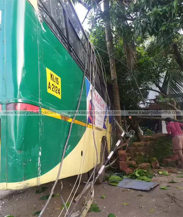 കെ എസ് ആര് ടി സി ബസ് നിയന്ത്രണംവിട്ട് വീട്ടുമതിലിലേക്ക് പാഞ്ഞുകയറി