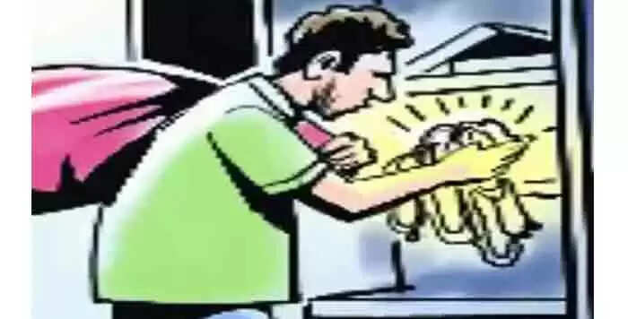 Burglary | വീട്ടുകാർ പുറത്തുപോയ തക്കം നോക്കി വീട് കുത്തിത്തുറന്ന് പണവും സ്വർണവും കവർന്നു