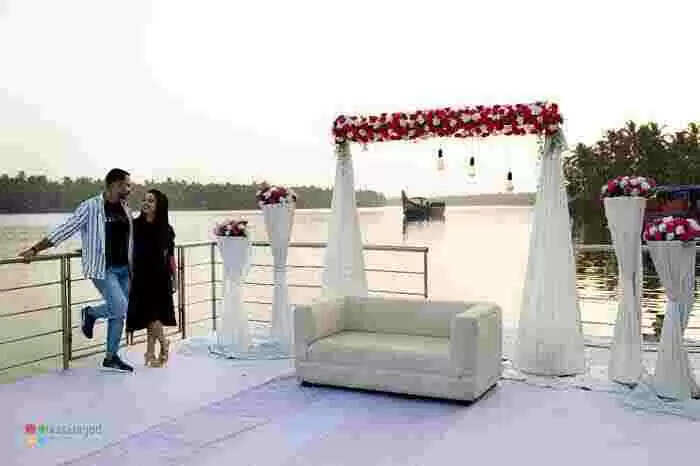 കോട്ടപ്പുറത്ത് 500 സ്ക്വയർ ഫീറ്റിൽ ഒഴുകുന്ന വേദിയൊരുക്കി ടൂറിസം വകുപ്പ്; ഓളപ്പരപ്പിലെ ആഘോഷങ്ങൾ ഇനി അടിപൊളി സ്റ്റൈലിൽ