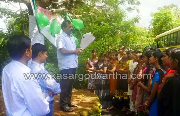 അധ്യാപകരും വിദ്യാര്ത്ഥികളും ഒപ്പ്മരം സംഘടിപ്പിച്ചു