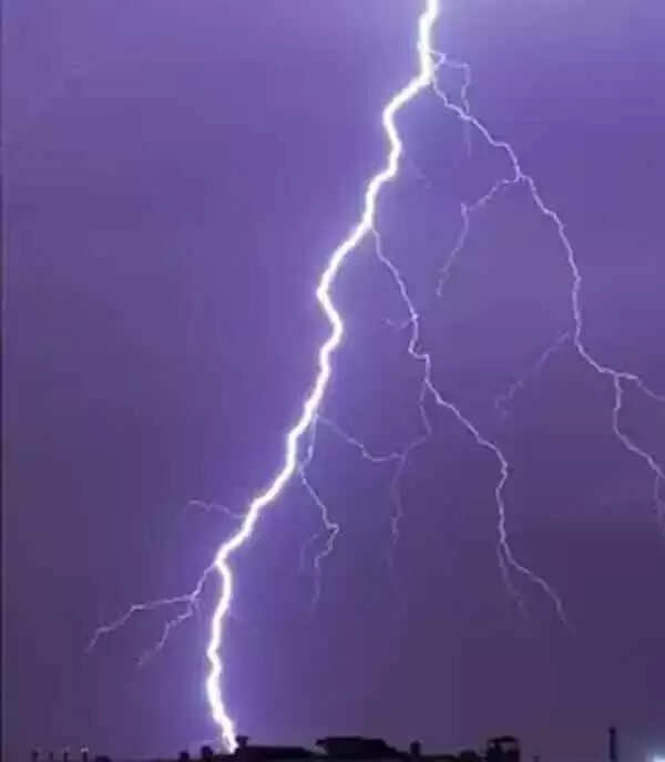 മിന്നലേറ്റ് കാലിന്റെ മുട്ടിന് താഴെ വെടിയുണ്ട കയറിയതിന് സമാനമായ രീതിയില് ആഴത്തില് ദ്വാരം; 17 കാരന് ഗുരുതര പരിക്ക്