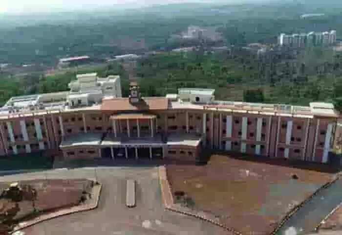 PM Modi | 'ഇത് പുതിയ ഇൻഡ്യ', ഇത്രയേറെ പുരോഗതി 10 വര്ഷം മുന്പ് സാധ്യമായിരുന്നില്ലെന്ന് പ്രധാനമന്ത്രി നരേന്ദ്ര മോദി; കേരള കേന്ദ്രസര്വകലാശാലയുടെ ഭരണനിർവഹണ ആസ്ഥാന മന്ദിരം നാടിന് സമർപിച്ചു; നീലേശ്വരം കേന്ദ്രീയ വിദ്യാലയത്തിന് പുതിയ കെട്ടിടം!