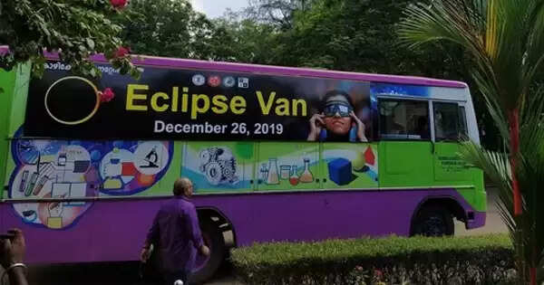 വലയ സൂര്യഗ്രഹണം ഇന്ത്യയിലാദ്യം എവിടെ കാണും? തമ്മിലടിച്ച് പ്രദേശവാസികള്, സത്യാവസ്ഥ ബോധ്യപ്പെടുത്തി ശാസ്ത്രജ്ഞര് രംഗത്ത്