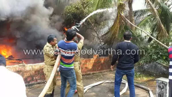 ചൂരിയില് ആക്രി ഗോഡൗണില് വന് തീപിടുത്തം; ലക്ഷങ്ങളുടെ നഷ്ടം