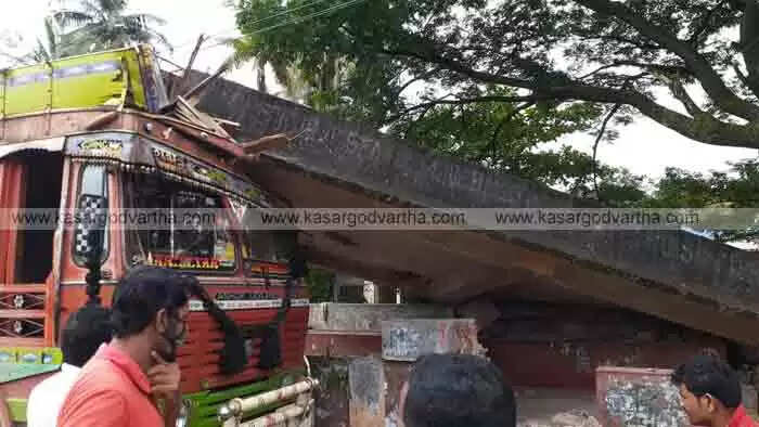 പഞ്ചസാര കയറ്റി പോകുകയായിരുന്ന ലോറി ബസ് വെയിറ്റിംഗ് ഷെഡിലേക്ക് പാഞ്ഞുകയറി; അപകടം കാറിലിടിക്കാതിരിക്കാൻ വെട്ടിച്ചപ്പോൾ