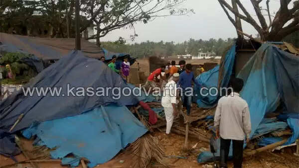 കുഞ്ഞഹമ്മദിന്റെ മരണം; ചട്ടഞ്ചാലില് കഞ്ചാവു മാഫിയക്കെതിരെ ജനങ്ങള് ഒത്തുകൂടി, കഞ്ചാവ് വില്ക്കുന്ന 3 പെട്ടിക്കടകള്ക്ക് തീവെച്ചു