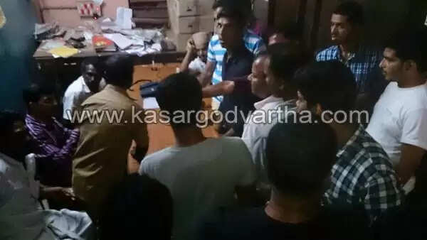 വൈദ്യുതി മുടക്കം പതിവായി, സഹികെട്ട നാട്ടുകാര് ഉപ്പളയില് വൈദ്യുതി ഓഫീസ് ഉപരോധിച്ചു