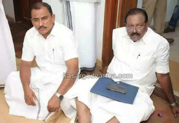 Protest | ക്രമം തെറ്റിച്ച് നാമനിര്ദേശ പത്രിക സമര്പിക്കാന് എല്ഡിഎഫ് സ്ഥാനാര്ഥിക്ക് അവസരം നല്കിയെന്ന് ആരോപിച്ച് കലക്ട്രേറ്റില് രാജ്മോഹന് ഉണ്ണിത്താന് എംപിയുടെ കുത്തിയിരിപ്പ് പ്രതിഷേധം