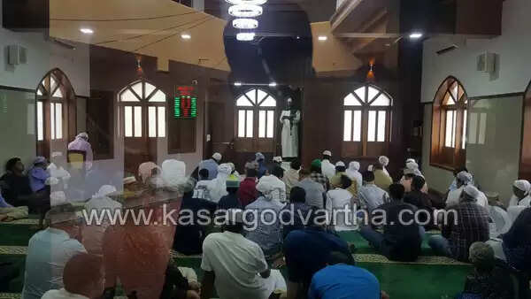 കാസര്കോട്ട് രണ്ട് ഈദ്; മഴയത്തും ആഘോഷത്തിന് കുറവില്ല