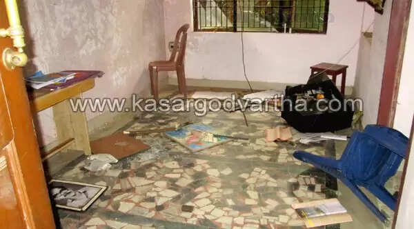 തൃക്കരിപ്പൂരില് അക്രമം പടരുന്നു; പാര്ട്ടി ഓഫീസുകളും വീടുകളും വാഹനങ്ങളും തകര്ത്തു; ഹര്ത്താല് പൂര്ണം