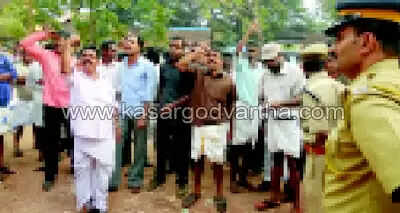 റിട്ട. എസ്പിയെയും പോലീസ് ഉദ്യോഗസ്ഥരെയും ആര്ഡിഒ ഓഫീസില് തടഞ്ഞു