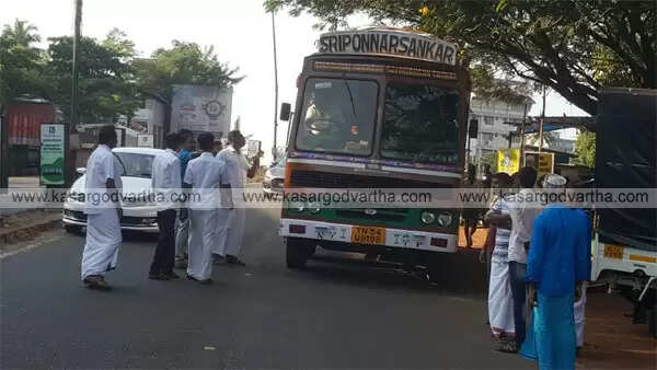 ദേശീയ പണിമുടക്ക്; കാസര്കോട്ട് ബസുകള് നിരത്തിലിറങ്ങിയില്ല, കടകള് തുറന്നില്ല, സ്വകാര്യ വാഹനങ്ങള് ഓടുന്നു, ചരക്കുലോറികള് തടഞ്ഞു, തൊഴിലാളി യൂണിയനുകള് നഗരത്തില് പ്രകടനം നടത്തി