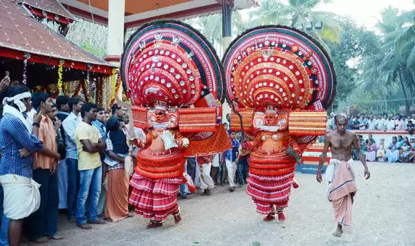 14 കാരന്റെ വിഷ്ണുമൂര്ത്തി തെയ്യം ആവേശമായി