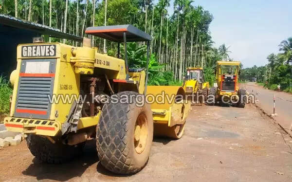 ദുരിത പര്വ്വം താണ്ടി ചന്ദ്രഗിരി യാത്ര; കരാര് ഏറ്റെടുത്തവര്ക്ക് കുലുക്കമില്ല, ഒപ്പം അധികൃതര്ക്കും