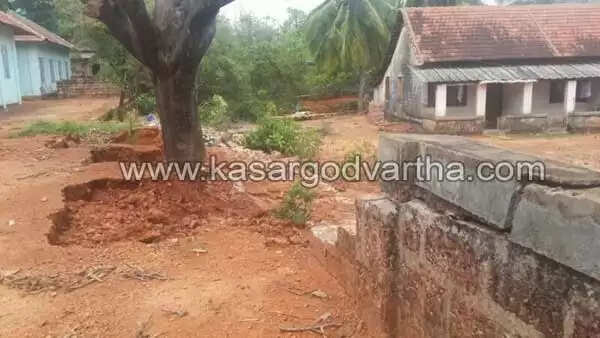 കനത്ത മഴയില് സ്കൂളിന്റെ ചുറ്റു മതില് തകര്ന്നു