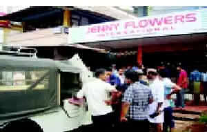 ഡ്രൈവറില്ലാതെ നിയന്ത്രണം വിട്ടോടിയ ജീപ്പ് കടയിലേക്ക് ഇരച്ച് കയറി