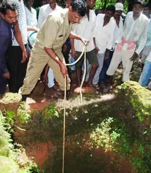 മോട്ടോര് നന്നാക്കാന് ഇറങ്ങിയ യുവാവ് കിണറ്റില് വീണു