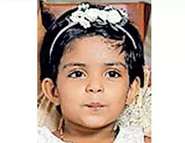 വീടിനു സമീപം കളിച്ചുകൊണ്ടിരിക്കുകയായിരുന്ന മൂന്ന് വയസുകാരി കുളത്തില് വീണ് മരിച്ചു