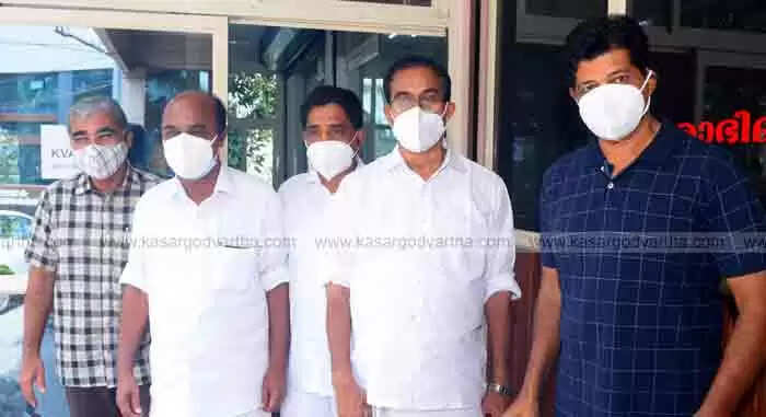 മന്ത്രി ഇ ചന്ദ്രശേഖരനും അഡ്വ. സി എച് കുഞ്ഞമ്പുവും കാസർകോട് വാർത്ത ഓഫീസ് സന്ദർശിച്ചു