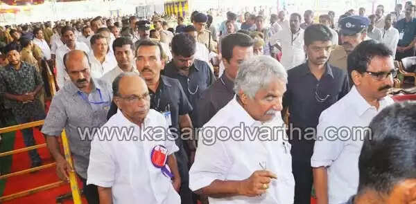 ഓണ്ലൈന് പരാതികള് കൂടുതല് കാസര്കോട്ട്; പരാതിക്കാരെ പൊരിവെയിലത്ത് കാണും: ഉമ്മന്ചാണ്ടി