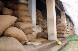 കോട്ടച്ചേരിയിലെ സഹകരണ സ്റ്റോര് സി.പി.എം ഉപേക്ഷിക്കുന്നു