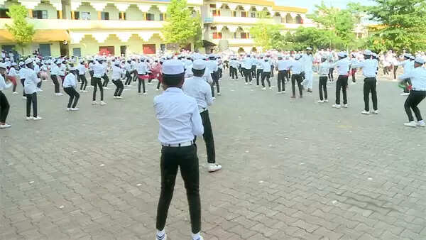 മെഗാ ദഫ്മുട്ടില് അണിനിരന്നത് 313 വിദ്യാര്ത്ഥികള്; കൈ കൊണ്ട് താളം മുട്ടി താളത്തിനൊപ്പിച്ച് താണും പൊങ്ങിയും അവര് ചുവടുവെച്ചു; കറുപ്പും വെളുപ്പുമണിഞ്ഞകുട്ടികള് കാണികളെ ആസ്വാദനത്തിന്റെ വേറിട്ടൊരു തലത്തിലേക്ക് ആനയിച്ചത് ഇങ്ങനെ