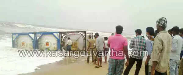 ബേരിക്ക കടപ്പുറത്ത് ടാങ്കറുകള് കരയ്ക്കടിഞ്ഞത് നാട്ടുകാരെ ആശങ്കയിലാഴ്ത്തി