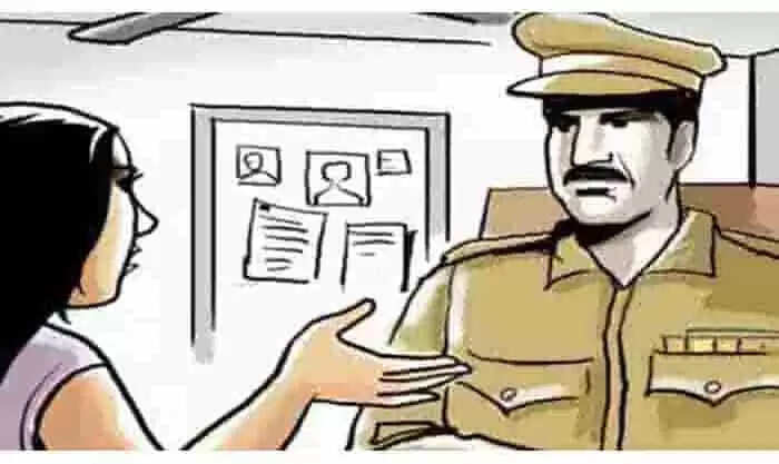 Police booked | വായ്പക്കെത്തിയ യുവതിയോട് അപമര്യാദയായി പെരുമാറിയെന്ന് പരാതി; ഫാർമേഴ്സ് ബാങ്ക് എംഡിക്കെതിരെ കേസെടുത്തു; ഗൂഢാലോചനയെന്ന് ജീവനക്കാർ