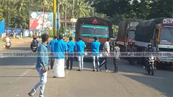 ദേശീയ പണിമുടക്ക്; കാസര്കോട്ട് ബസുകള് നിരത്തിലിറങ്ങിയില്ല, കടകള് തുറന്നില്ല, സ്വകാര്യ വാഹനങ്ങള് ഓടുന്നു, ചരക്കുലോറികള് തടഞ്ഞു, തൊഴിലാളി യൂണിയനുകള് നഗരത്തില് പ്രകടനം നടത്തി