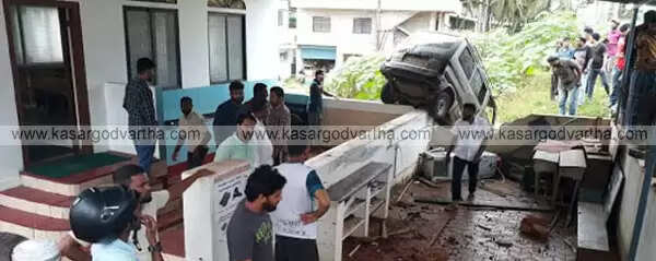 വാന് നിയന്ത്രണംവിട്ട് മുസ്ലിം പള്ളിയിലേക്ക് പാഞ്ഞുകയറി; 5 പേര്ക്ക് പരിക്ക്