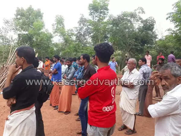 കണ്ണീരണിഞ്ഞ് അഡൂര് ഗ്രാമം; കൂട്ട ആത്മഹത്യ നടന്ന വീട്ടിലേക്ക് ജനം ഒഴുകി, മൃതദേഹങ്ങള് വിദഗ്ദ്ധ പോസ്റ്റുമോര്ട്ടത്തിനായി പരിയാരത്തേക്ക് കൊണ്ടുപോയി