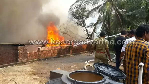 ചൂരിയില് ആക്രി ഗോഡൗണില് വന് തീപിടുത്തം; ലക്ഷങ്ങളുടെ നഷ്ടം