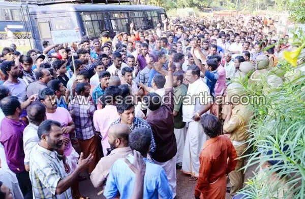 അഭിലാഷിന്റെ ദുരൂഹ മരണം: നാട്ടുകാരുടെ പ്രകടനത്തില് പ്രതിഷേധമിരമ്പി