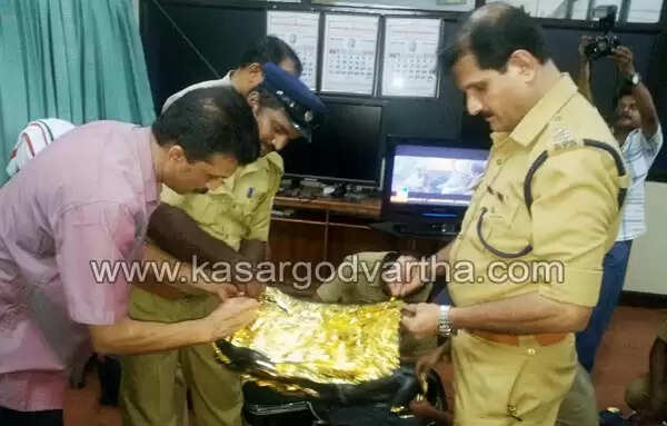 ആദൂരില് വന് സ്വര്ണവേട്ട: ബസില് കടത്തുകയായിരുന്ന 1.290 കിലോ സ്വര്ണവുമായി 2 പേര് അറസ്റ്റില്