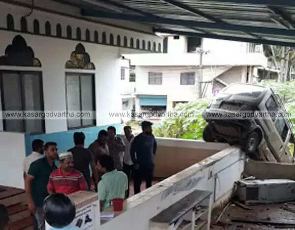 വാന് നിയന്ത്രണംവിട്ട് മുസ്ലിം പള്ളിയിലേക്ക് പാഞ്ഞുകയറി; 5 പേര്ക്ക് പരിക്ക്