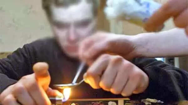 വിദ്യാര്ത്ഥികള് തിന്നറിലും ഫെവി ബോണ്ടിലും ലഹരി തേടുന്നു; ഡോക്ടര് എസ്.ഐക്ക് കത്തയച്ചു