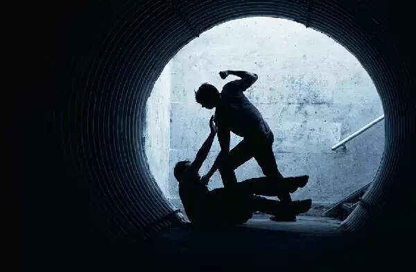 യുവാവിനെ ഭാര്യാസഹോദരന്മാരടക്കമുള്ള സംഘം കാറിടിച്ച് വീഴ്ത്തി മര്‍ദിച്ചുവെന്ന് പരാതി