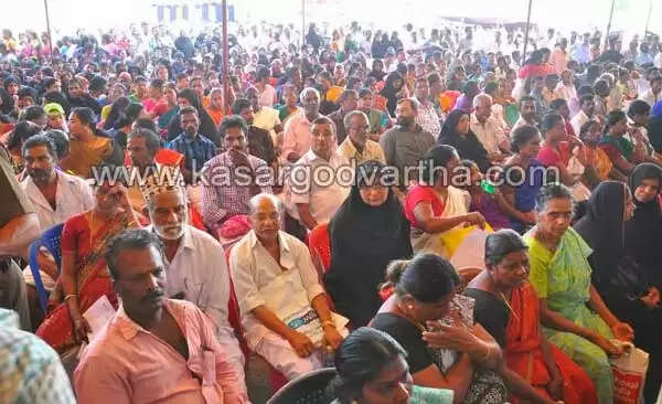 ഓണ്ലൈന് പരാതികള് കൂടുതല് കാസര്കോട്ട്; പരാതിക്കാരെ പൊരിവെയിലത്ത് കാണും: ഉമ്മന്ചാണ്ടി