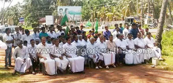 കുഡ്ലു ബാങ്ക് കൊള്ള: മുസ്ലിം ലീഗ് ബാങ്കിലേക്ക് മാര്ച്ച് നടത്തി