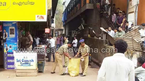 കാസര്കോട് നഗരത്തില് വ്യാപകമായ റെയ്ഡ്; ചാക്കു കണക്കിന് പാന്മസാലകള് പിടികൂടി