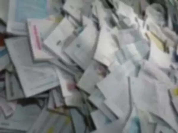 മൃഗാശുപത്രിയില് സൂക്ഷിച്ചിരുന്ന രേഖകളും അപേക്ഷകളും ആക്രിക്കടയില്; തൂക്കിവിറ്റതാണെന്നറിഞ്ഞതോടെ വിവാദമായി, ഒടുവില് പോലീസ് ഇടപെട്ടതോടെ തിരിച്ചെടുത്തു