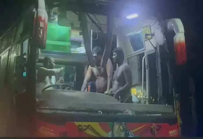 Stones Pelted | പത്തനംതിട്ടയില് ശബരിമല തീര്ത്ഥാടകര്ക്ക് നേരെ ആക്രമണം; വാഹനത്തിന് കല്ലെറിഞ്ഞതായി പരാതി