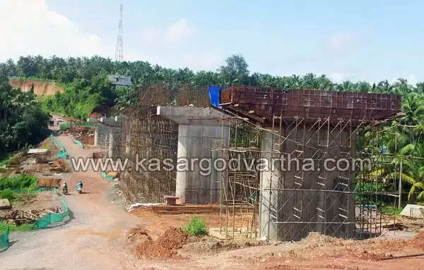 ദുരിത പര്വ്വം താണ്ടി ചന്ദ്രഗിരി യാത്ര; കരാര് ഏറ്റെടുത്തവര്ക്ക് കുലുക്കമില്ല, ഒപ്പം അധികൃതര്ക്കും