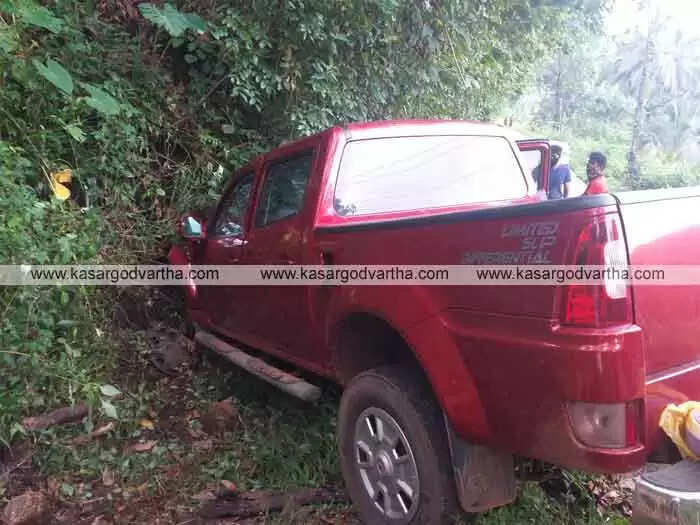 നിയന്ത്രണം വിട്ട കാര് മണ്തിട്ടയില് ഇടിച്ചു മറിഞ്ഞ് അഞ്ച് പേര്ക്ക് ഗുരുതരം