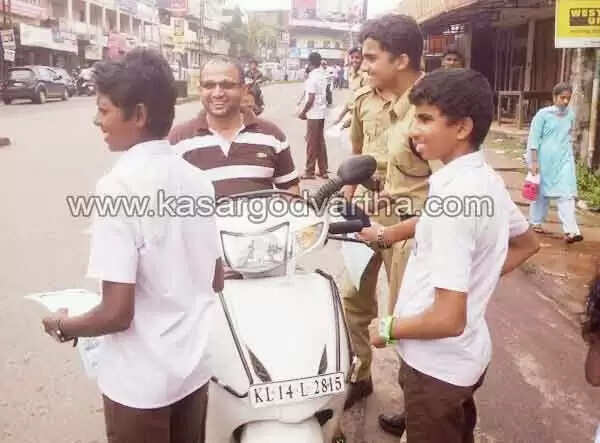 ശുഭയാത്ര നേര്ന്ന് കുട്ടിപോലീസ് റോഡിലിറങ്ങി